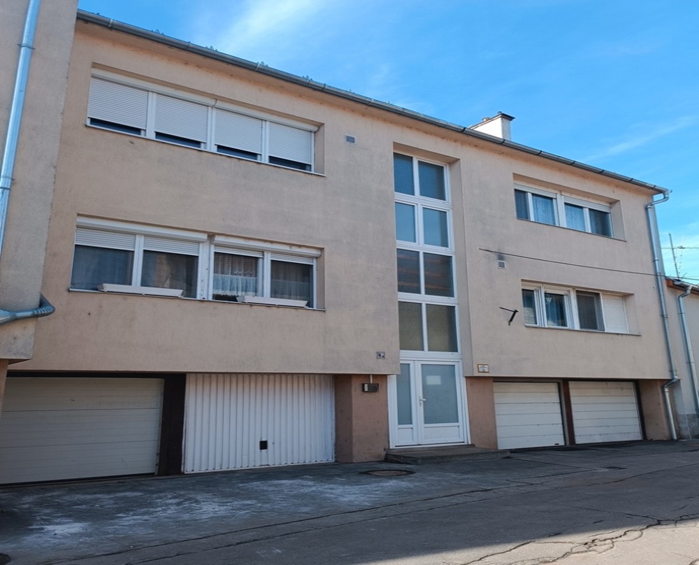 Eladó belső kétszintes, 105 m²- s lakás garázzsal és panorámás terasszal Vácon.
