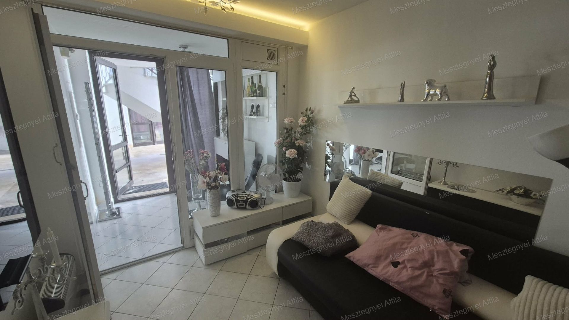 Sopron belvárosában, a Színház utcában eladó 15 m²-es üzlethelyiség!