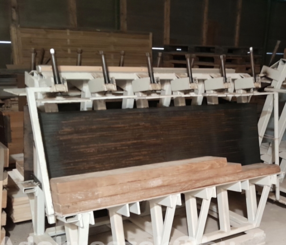 Mechanikus ragasztóprés Magasság:60cm, hossz: 130cm, szél:16cm.