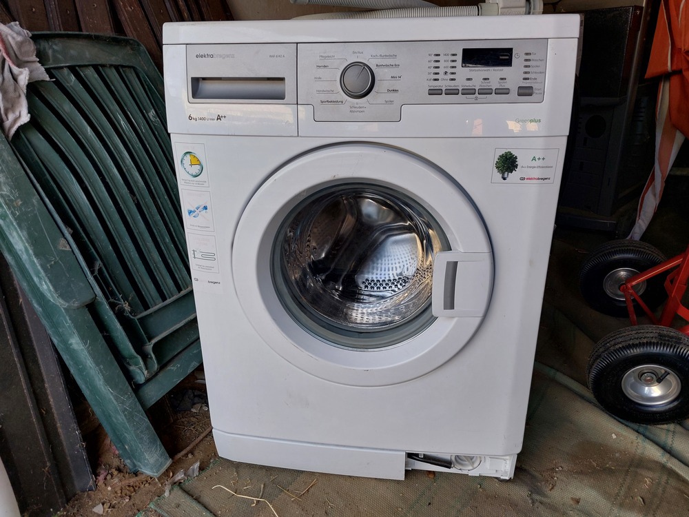 elektrabregenz WAF 6142 A mosógép  6 kg A++ 1400  centri a képen látható állapotban az alsó takaró hiányzik .A gép használt és csak személyes kipróbálás után eladó.