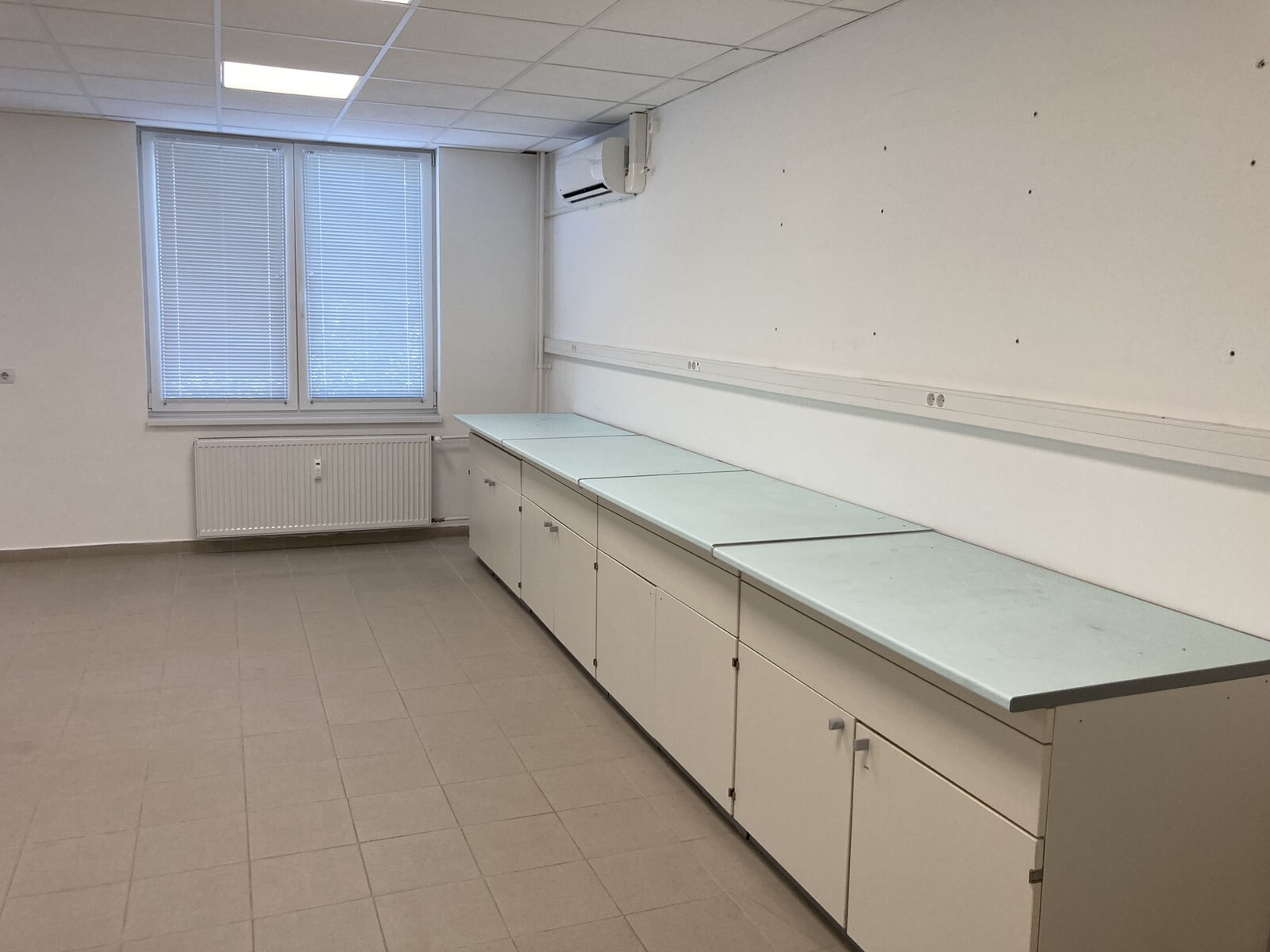 Labor kiadó laboratórium Budapest Újpest IV. kerület 240 m2