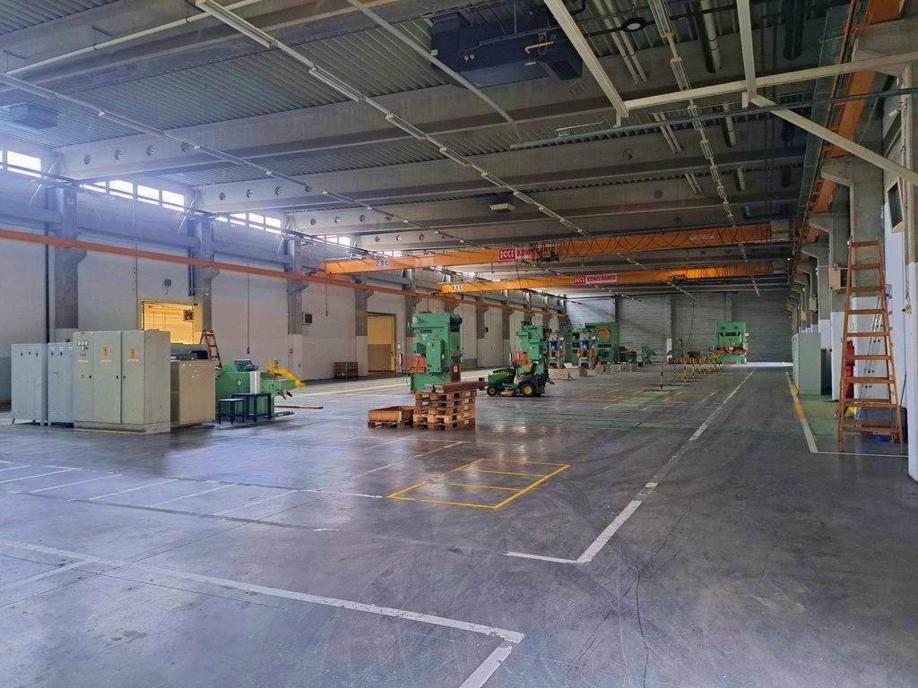Ipari ingatlan eladó Dunaújváros 6390 m2 gyár épület nagy elektromos kapacitással      