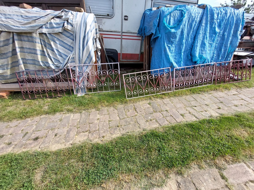 Diszitett (kovácsolt jellegű) ablak rácsok 3 db 94 x 49 és 2 db 94 x 55 cm 4 fül a rögzitéshez mindegyiken.Egyben 50 ezer ft/5 db