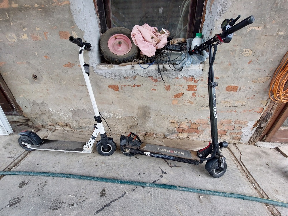 Egyben is eladó a képen látható 2 db elektromos roller teszteletlenek ahogy a képen látod nem tudok róluk semmit.Egyben 35 ezer ft/ 2 db.Csak személyes átvétel.