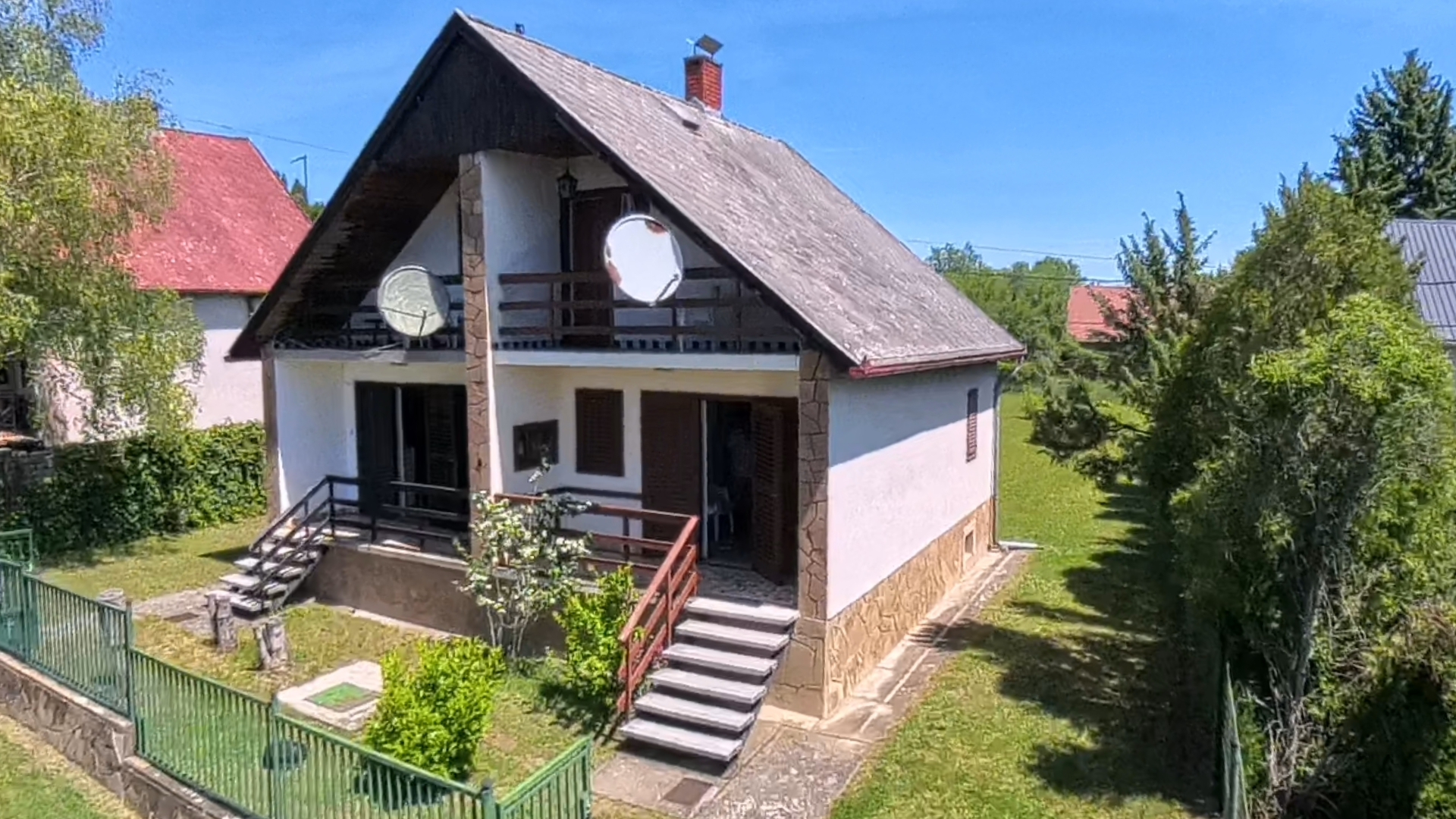 2+6 szobás, KÉT KÜLÖN LAKRÉSZES, külön bejáratú, azonnal költözhető, PANORÁMÁS nyaraló alkuképes áron eladó Zánkán.