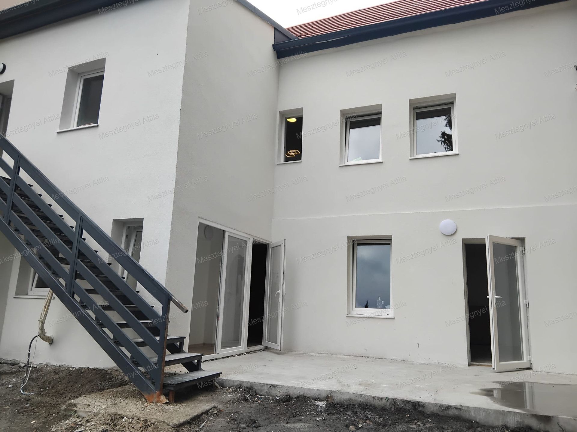 LAKÁS KERTTEL ÉS TÁROLÓVAL  Sopronban, csendes utcában ELADÓ egy kertre néző 57 m2-es, nappali (23 m2), konyha-étkező (17 m2) és 1 hálószobás (9.5 m2) tégla lakás.