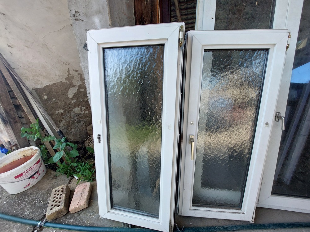 2 db bukó-nyiló 2 réteg hőszigetelt üveg 55 x 127 cm kép szerinti állapot egyben történő vételnél 30 ezer ft/ db akár csere is.