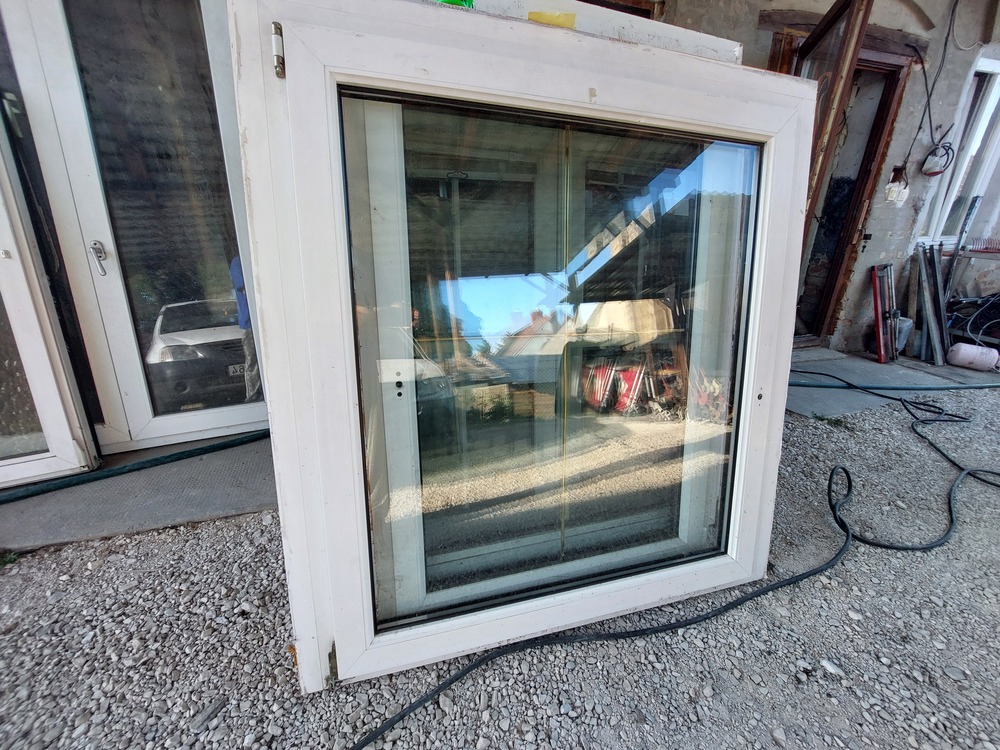1 db bukó-nyiló 2 réteg hőszigetelt üveg sz;125 x  m;132 cm kép szerinti állapot  35 ezer ft akár csere is. Oldalakon és felül 4 cm tok toldó van rajta ez levehető igy a méret csökken.