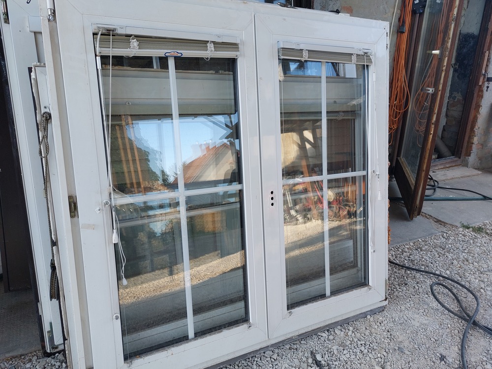 Elektromos alu redőnyős-távi rányitós bukó-nyiló reluxás 2 réteg hőszigetelt  disz osztós sz;125 x  m;122 cm kép szerinti  szép állapot  75 ezer ft akár csere is.