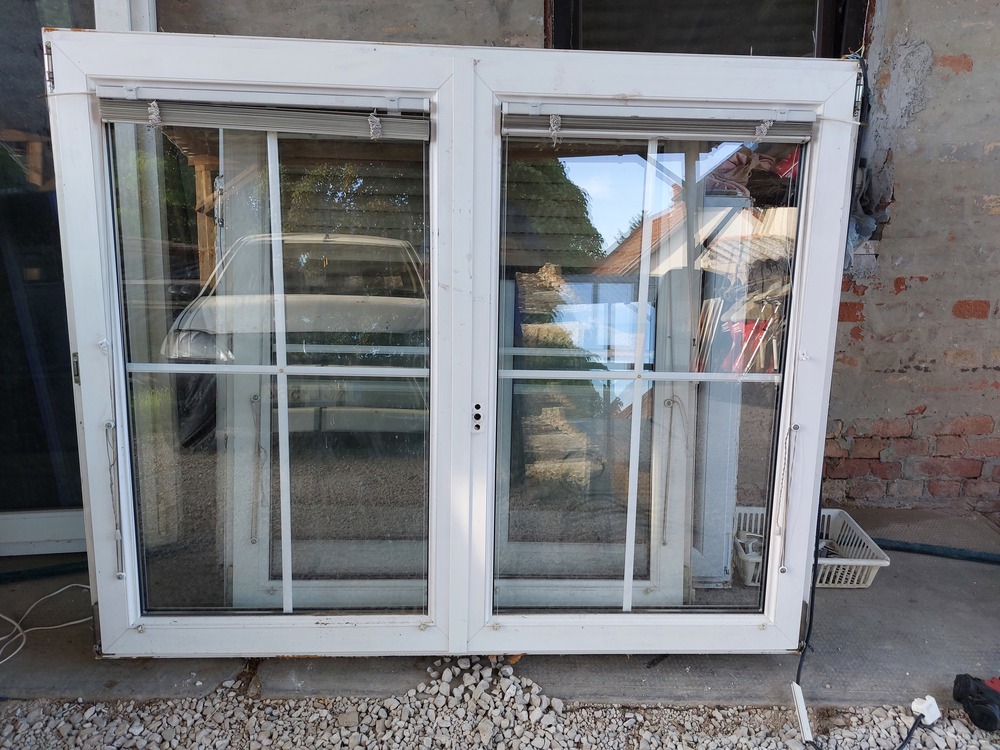 Elektromos alu redőnyős-távi rányitós bukó-nyiló reluxás 2 réteg hőszigetelt disz osztós sz;155 x m;127 cm kép szerinti szép állapot 95 ezer ft akár csere is.
