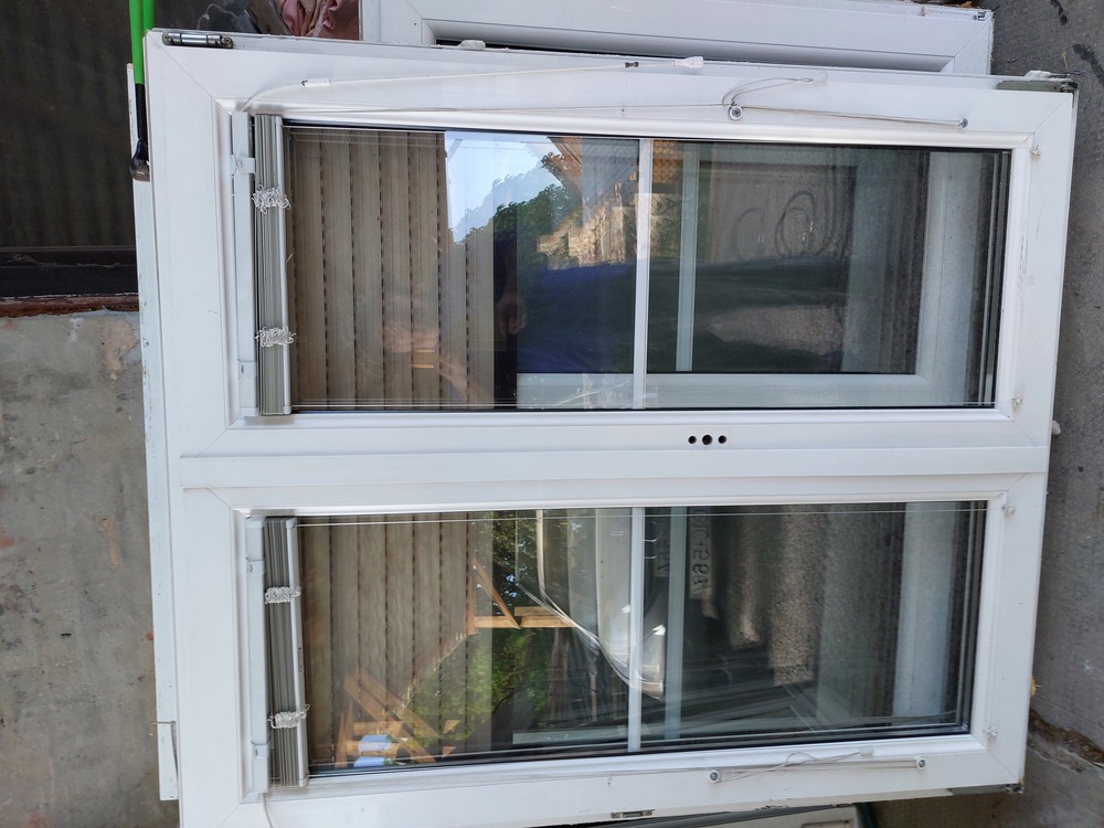 Alu redőnyős-bukó-nyiló sz;109 x m;128 cm reluxás 2 réteg hőszigetelt disz osztós kép szerinti szép állapot 58 ezer ft akár csere is.