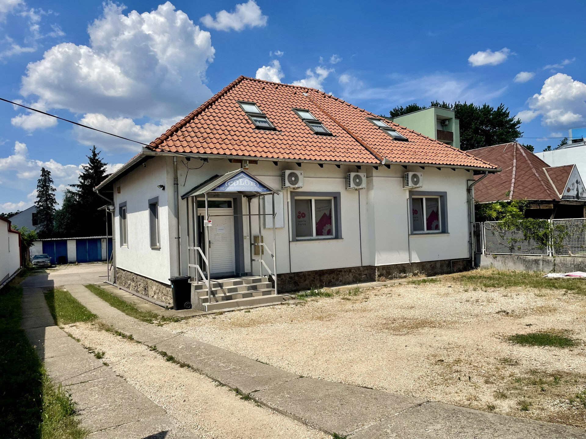 Tatabányán a Dózsa György úton telephelyként használt családi ház eladó!