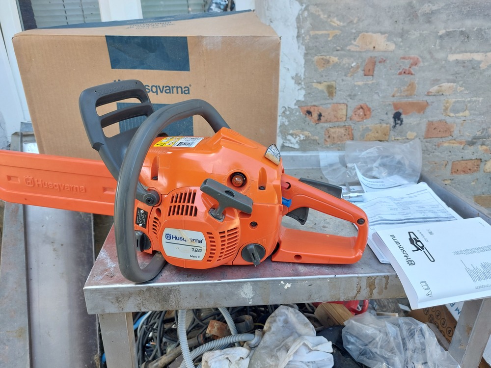 HUSQVARNA 120 Mark II  2022 04 29 napján vásárolt 1-szer használtuk azóta csak áll. Ára;55 ezer ft. Motor Teljesítmény  1,4 kW Lökettérfogat 38 cm³ Láncsebesség maximum teljesítményen 16,8 m/s 14" 3/8" H37 SN - EU 967 86 19‑03 Felszerelés Ajánlott vezetőlemez hosszúság, min. 35 cm Láncosztás 3/8" mini Ajánlott vezetőlemez hosszúság, max. 45 cm Lánctípus H37 Vezetőlemez hossza 35 cm Bar length 14 " 14" 3/8" H37 SN - EU 967 86 19‑03 Méretek Súly (vágófelszerelés nélkü