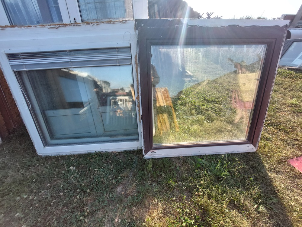 Műanyag bukó-nyiló kivül alu boritás 2-3 réteg üveg hőszigetelt ablakok 1 db ;sz ;118 m;116 3 réteg üveg. 4 db sz;116 x m;116.Arany osztós 2 réteg üveg a párkányfogadó - 4 cm. 4 db sz;116 x m;116.sima 3 réteg üveg párkányfogadó - 4 cm, 3 réteg üveg.. 2 db sz;96 <112 3 réteg üveg. Egyben 38 ezer ft/db de el is cserélem. Szélyes meg tekintés kipróbálás után vihető.