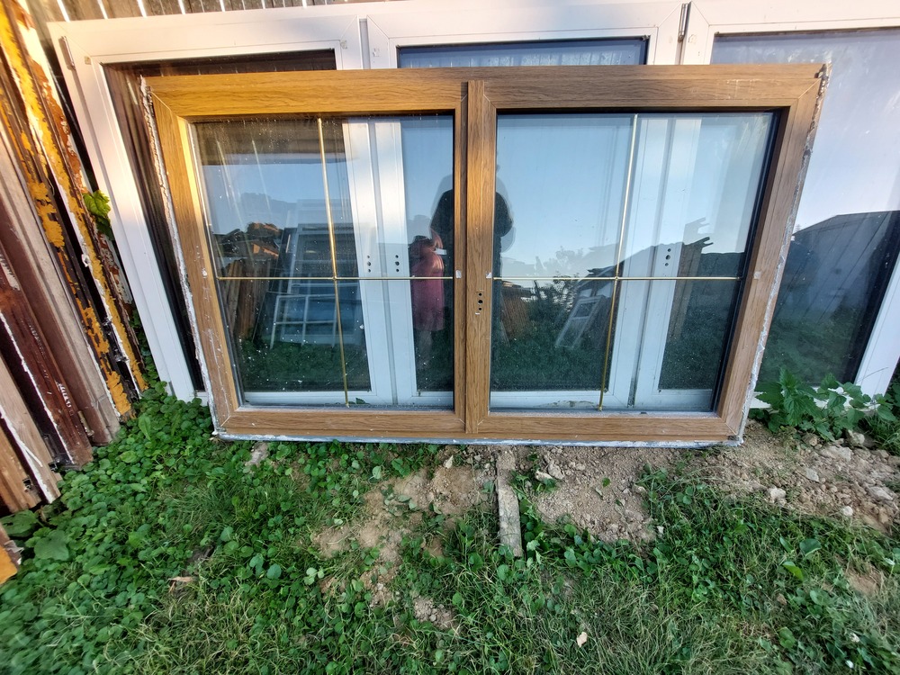 Műanyag sz;178 m;109  bukó-nyiló tok osztó nélküli  2 réteg üveg kivül barna aludekor üveg között arany osztás .Kép szerinti állapot  Eladó-cserélhető 65 ezer ft.
