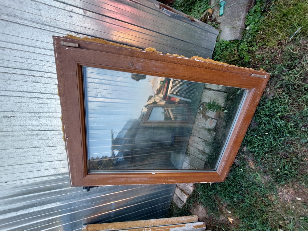 Műanyag kivül-belül fa mintás hőszigetelt 2 réteg üveg bukó-nyiló ablakok 1 db sz 95 m;127 1 db sz 120 m;127 képe szerinti állapot egyben történő vételnél 38 ezer ft/ db.