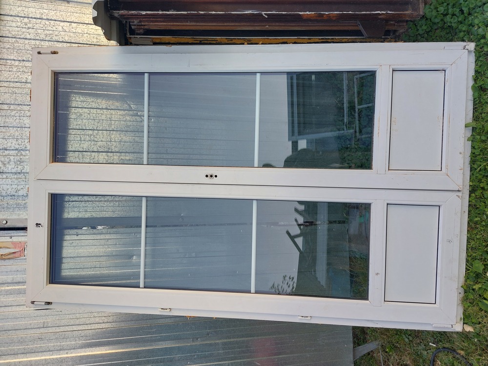 Műanyag bukó-nyiló  erkély ajtó 2 réteg hőszigetelt üveg  sz;127 x m;206 cm kép szerinti állapot belső kilincses  a padozatba 4 cm le süllyeszthető 120 ezer ft. ezer ft esetleg csere is.