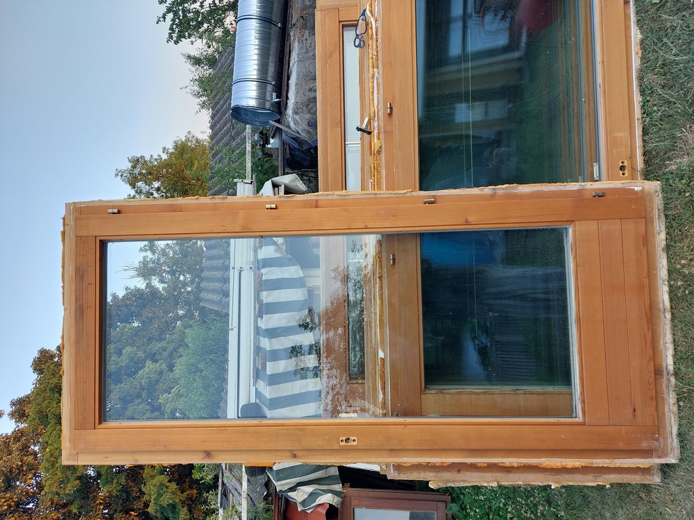 Fa nyiló  erkély ajtó 2 réteg hőszigetelt üveg  sima sz; 99 x 221 5 db, disz osztott 98 x 215 3 db, disz osztot 118 x 216 2 db. belső kilincses kép szerinti állapot a padozatba 4-5 cm le süllyeszthető felül 2-3 cm vágható. Egyben történő vételnél 25 ezer ft/db esetleg csere is.