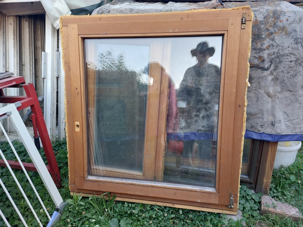 Fa bukó- bukó-nyiló  2 réteg hőszigetelt üveg   sz;106 x 115 cm kép szerinti állapot  ár ;35 ezer ft,esetleg csere is.