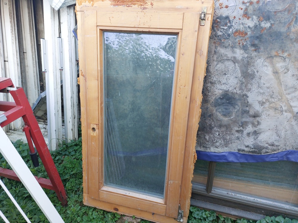 Fa bukó- bukó-nyiló  2 réteg hőszigetelt üveg   sz;60 x 110 cm kép szerinti állapot  ár ;28 ezer ft,esetleg csere is.