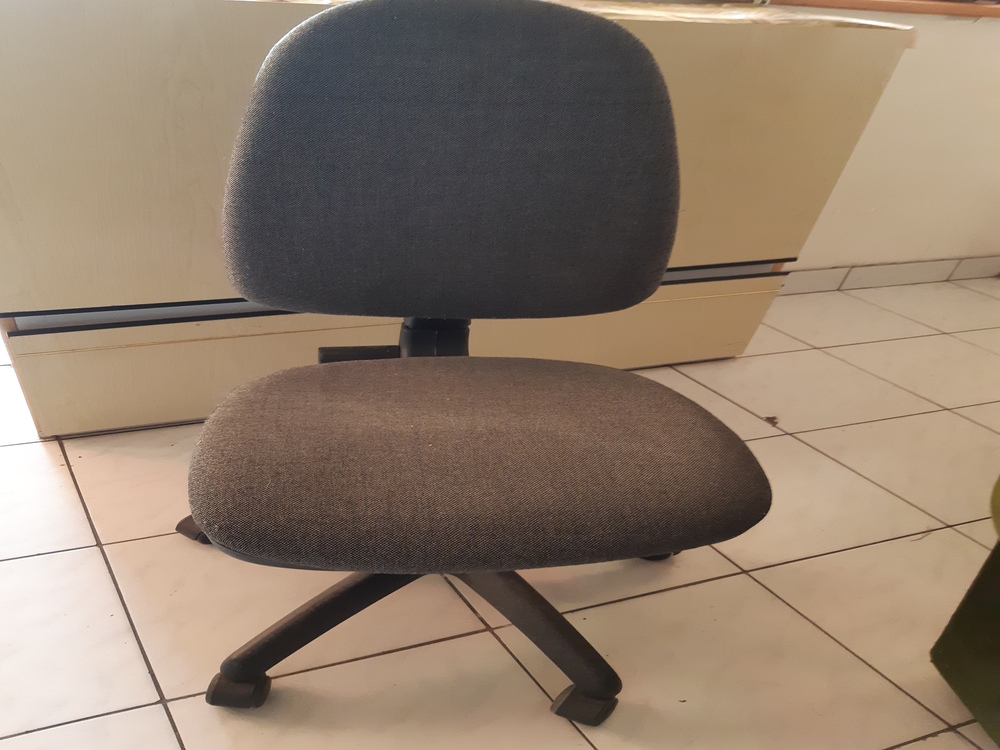 Forgószék légrugós, görgős sötét szürke kárpittal