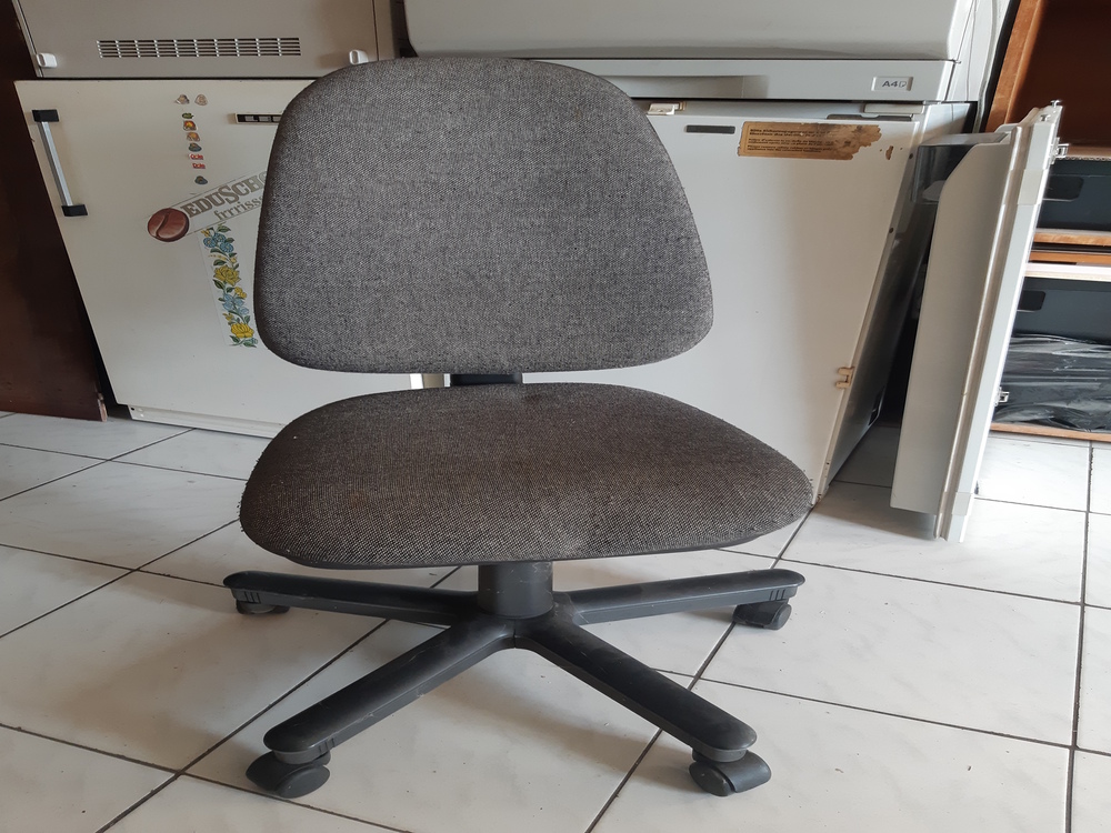 Forgószék szürke kárpittal légrugós, görgős