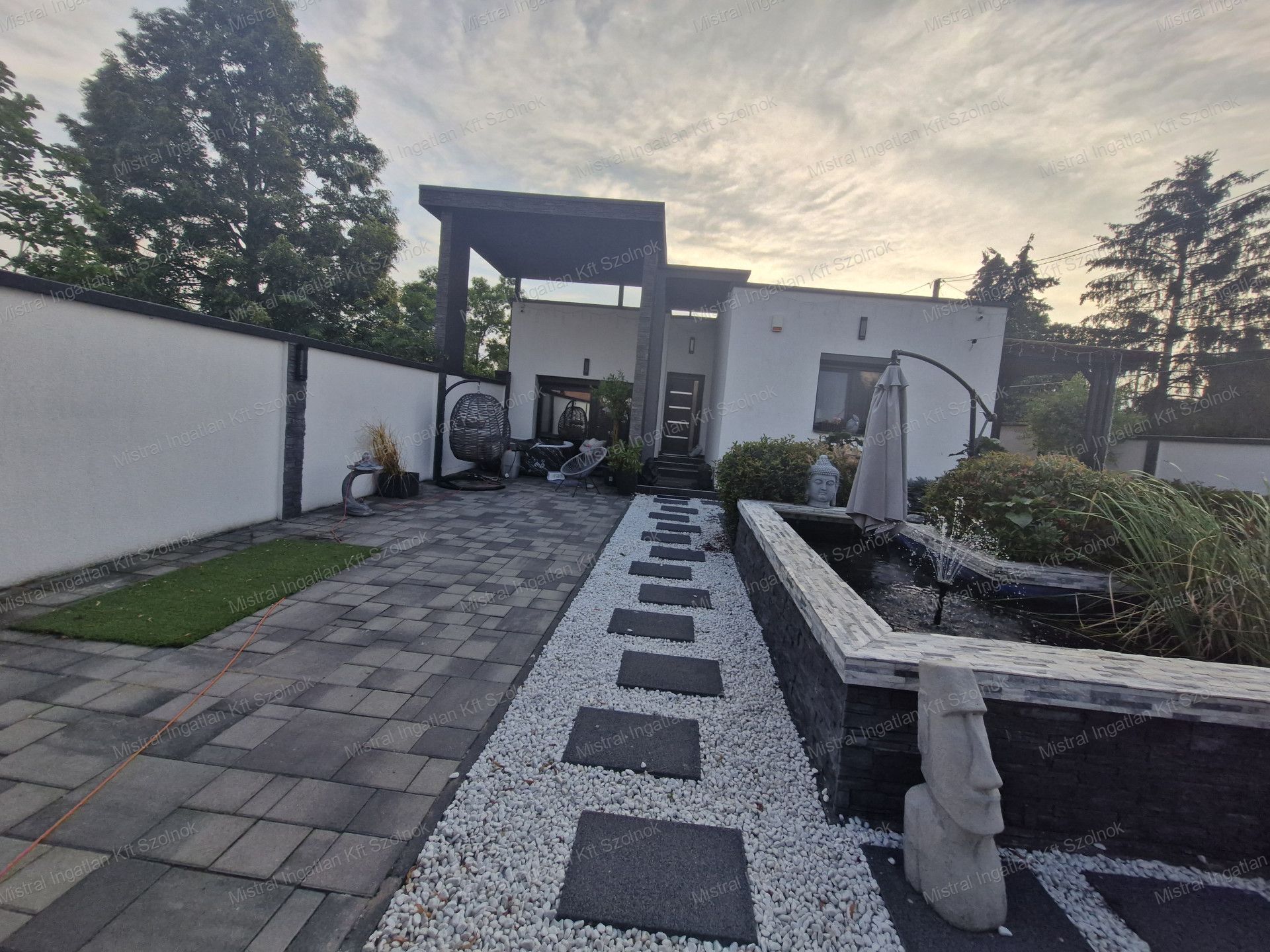 Szolnok Szandaszőlős részén eladó egy 136 m2-es luxus családi ház !