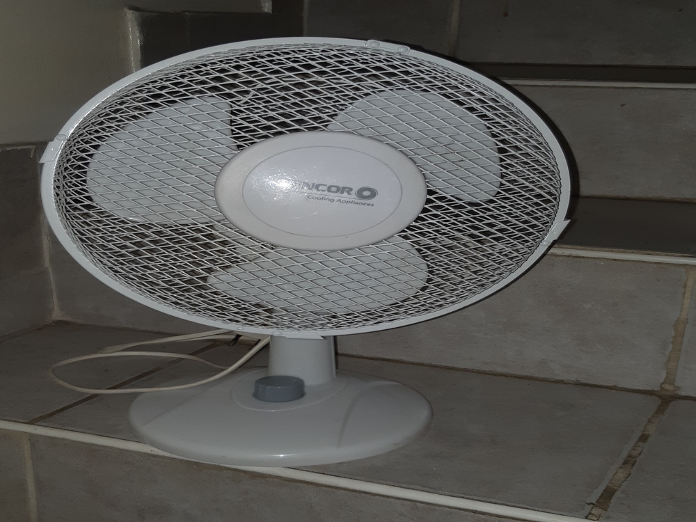 Sencor SFE2327WH asztali ventilátor 2 sebességes 26cm kosár újszerű működő