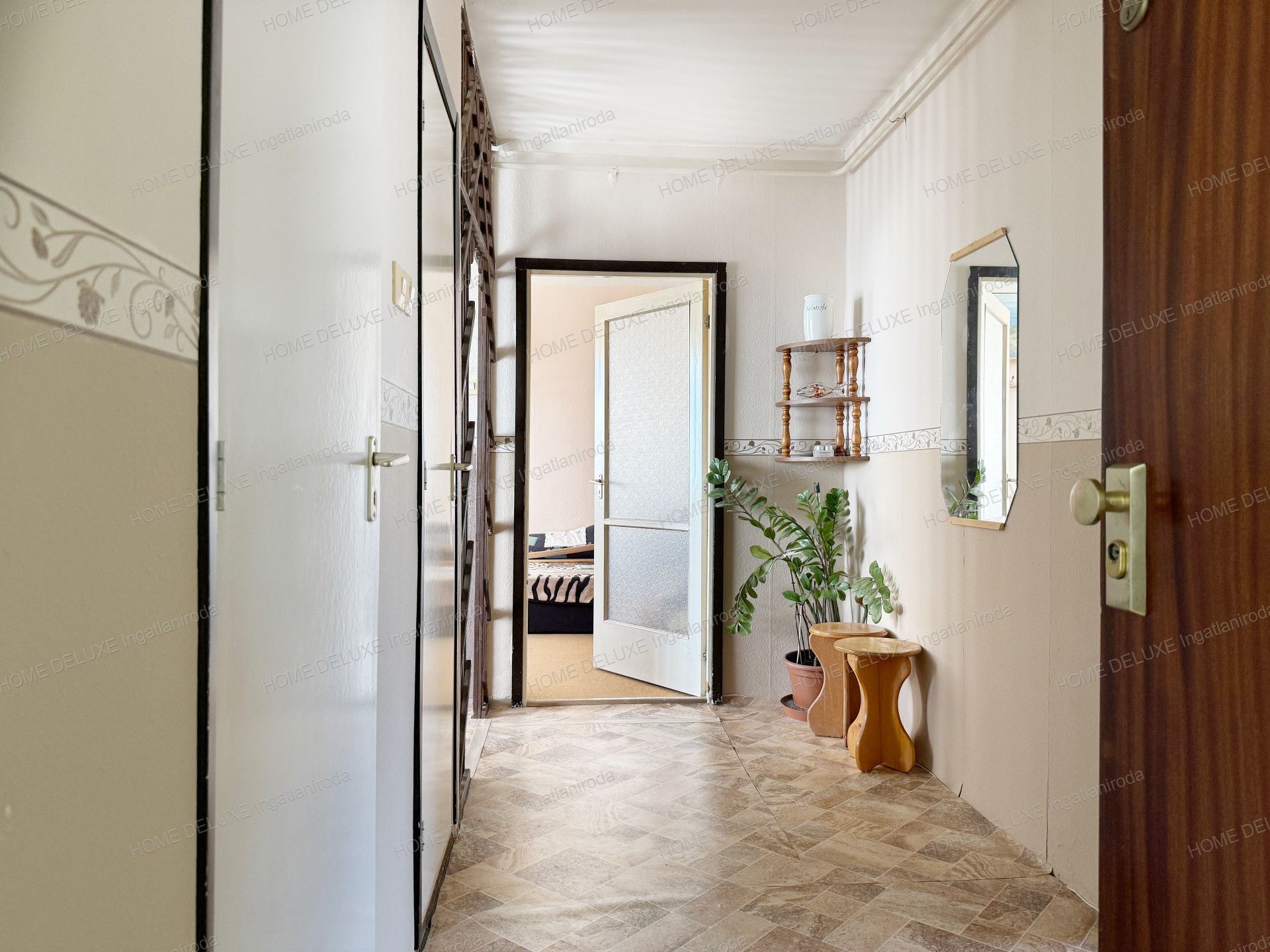 Eladó kizárólag a HOME DELUXE kínálatában. Ha szeretne a Széchenyiváros legcsendesebb és legvilágosabb lakásában élni, ahol nem a szomszéd óriási épületeit kell néznie, akkor ez az otthon Önnek szól!