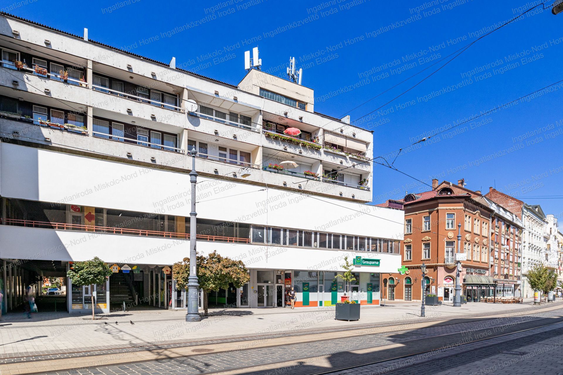 Miskolc belvárosában, a Széchenyi utcán, 70 m²-es erkélyes lakás kb. 60 m²-es tetőtérrel
