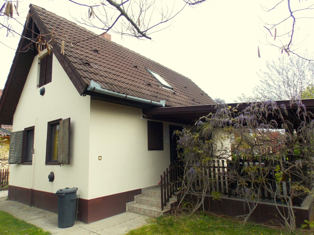 Kiskunmajsán téglaház, téliesített üdülő eladó