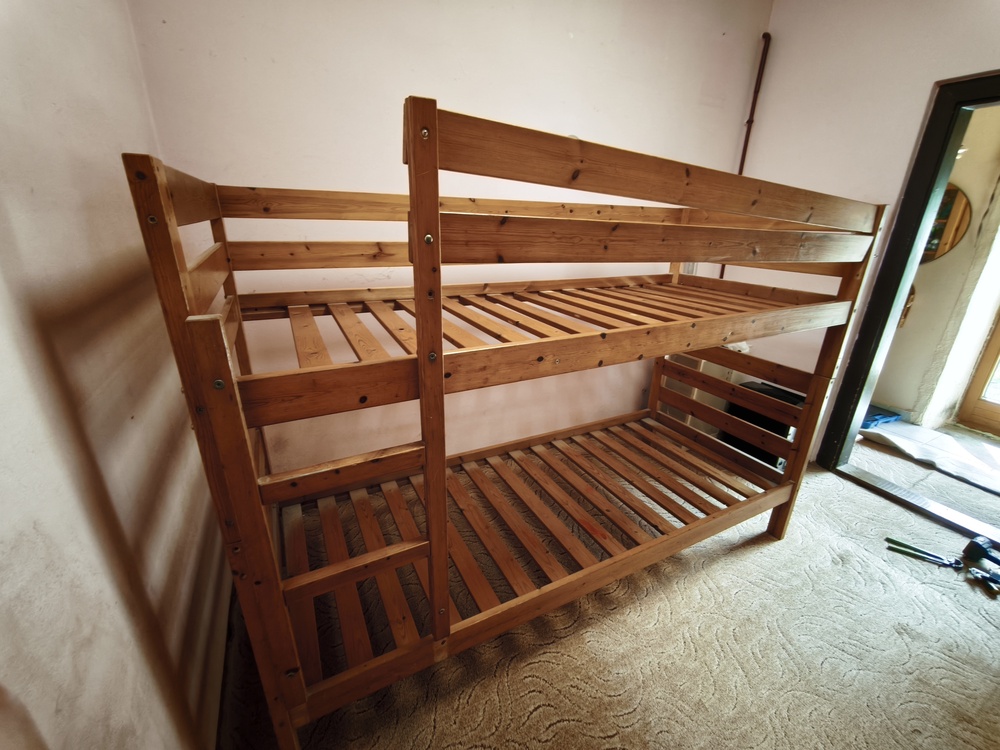 Fenyő emeletes ágy matracokkal együtt fekvő felület 80 x  200 cm kép szerinti állapot kompletten 55 ezer ft.
