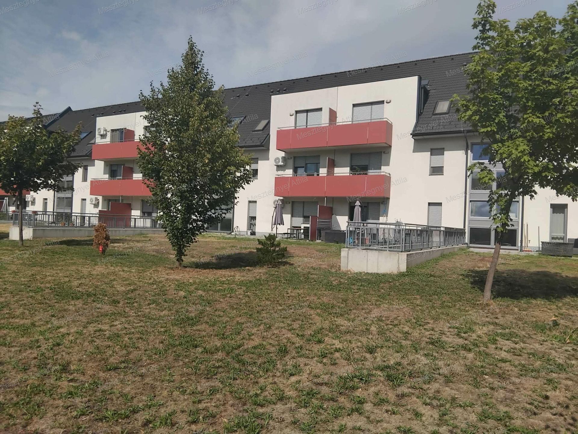 Sopron Alsólővérekbven ELADÓ ,Első emeleti,Erkélyes,Kocsibeállós lakás!