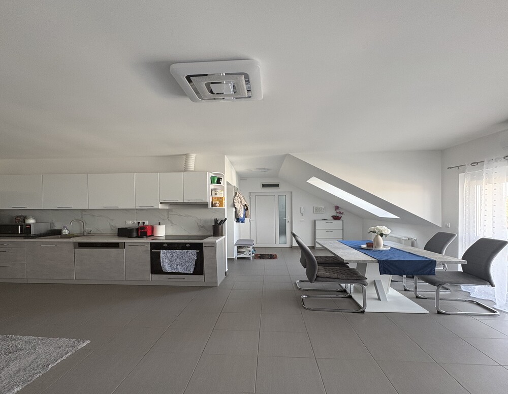 2020-BAN ÉPÜLT | ELSŐ TULAJDONOSTÓL | 73 M² LAKÓTERÜLET | 87 M² ALAPTERÜLET | 5 M² ERKÉLY | TÉGLAÉPÍTÉS + SZIGETELÉS | HATVANI HÓSTYA